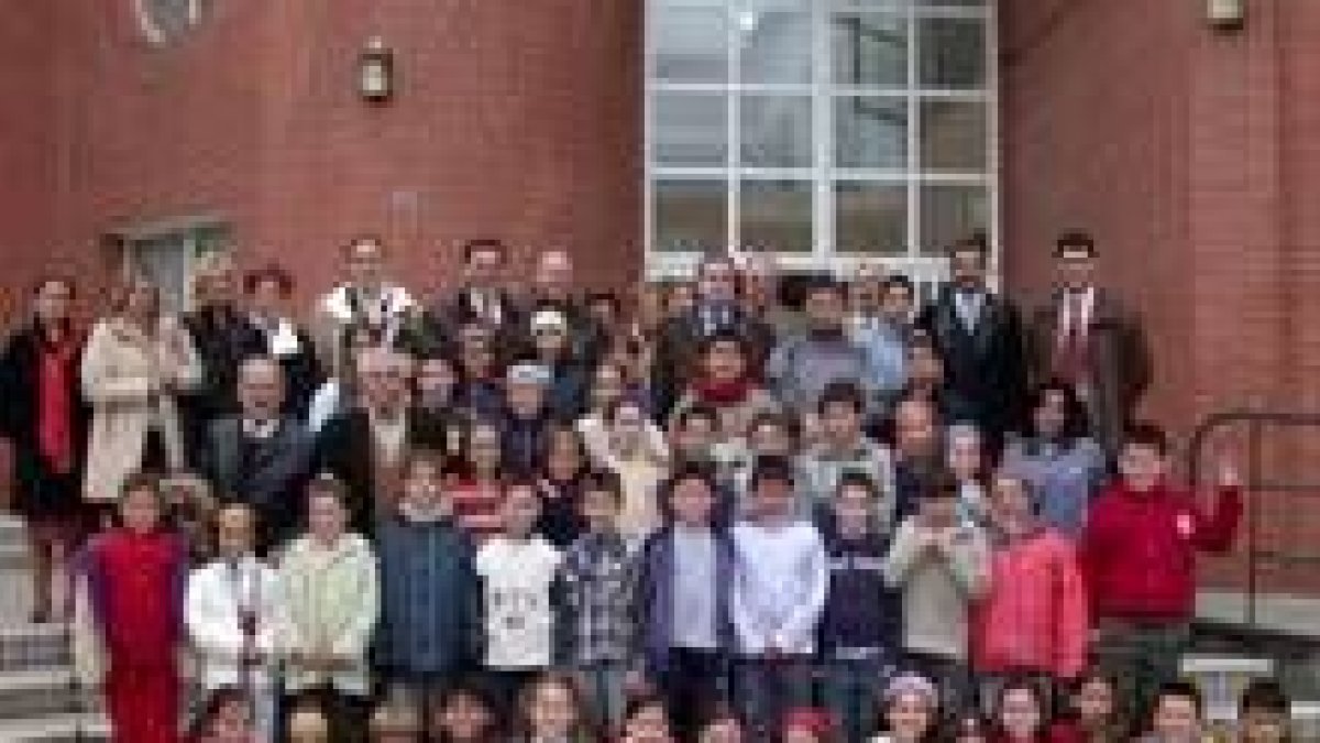 Los alumnos de Carrizo, junto al director provincial de Educación