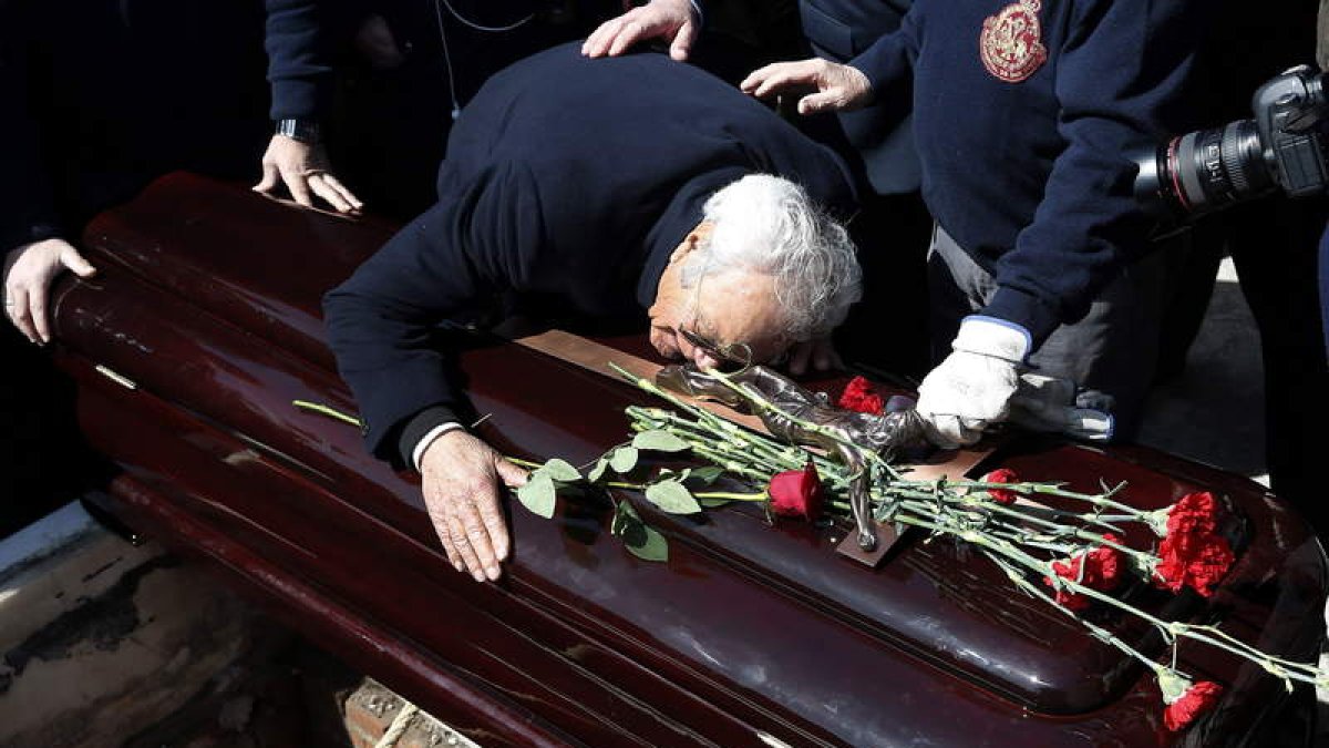 El actor Giancarlo Viola, se abraza al ataúd de la actriz en el cementerio, al que acudieron cientos de admiradores.