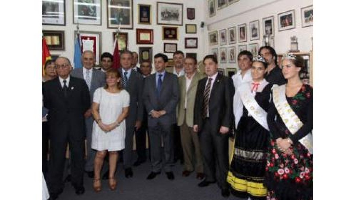 La delegación provincial, con Carrasco a la cabeza, posa en el centro leonés en Mar del Plata.