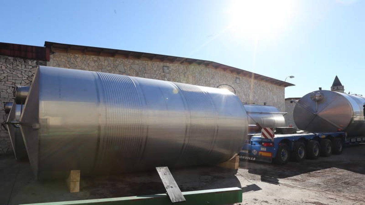Alguno de los depósitos retirados esta semana de la bodega.