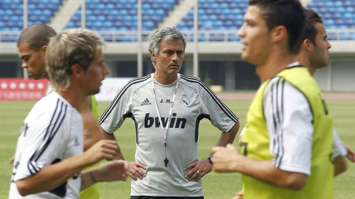 Mou, en un entrenamiento de temporada, considera que su proyecto en el Madrid tiene largo recorrido.