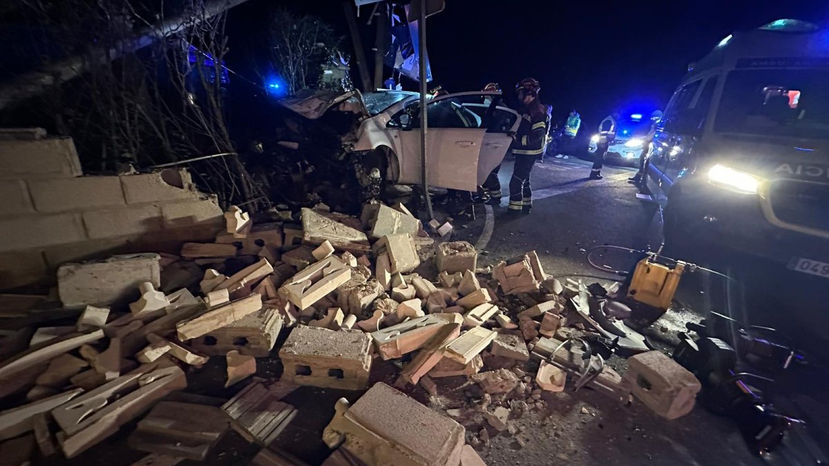 El vehículo impactó contra el muro derribándolo y sufriendo importantes daños. Sus ocupantes debieron ser trasladados al Complejo Hospitalario de León. BOMBEROS DE LEÓN