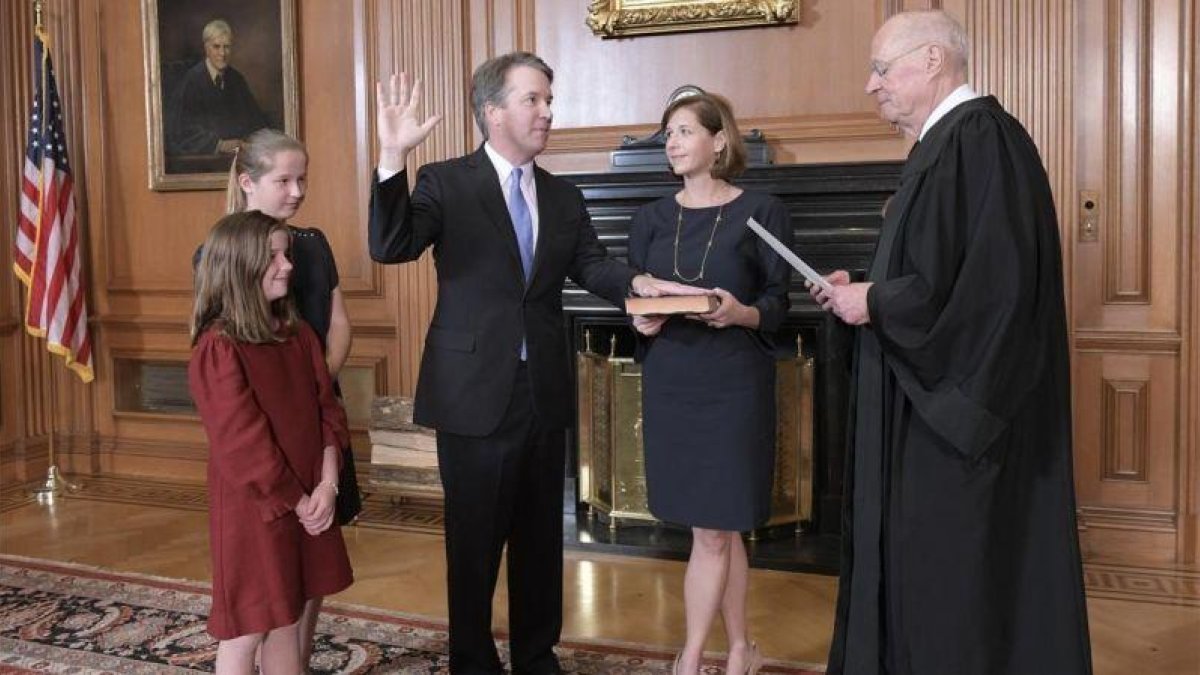 Brett Kavanaugh jura su cargo como nuevo juez del Tribunal Supremo de EEUU junto a su familia.
