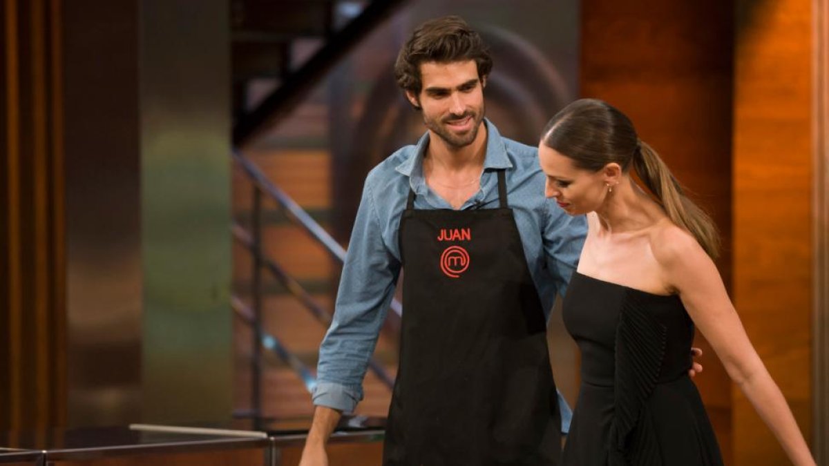 Juan Betancourt y Eva González, en la edición de este martes de Masterchef Celebrity, concurso gastronómico de TVE-1.