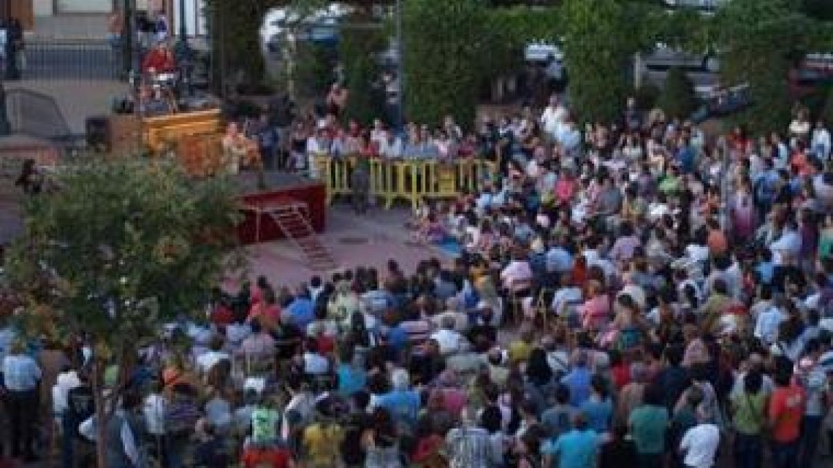 La fotografía muestra la gran afluencia de público a cada una de las funciones.