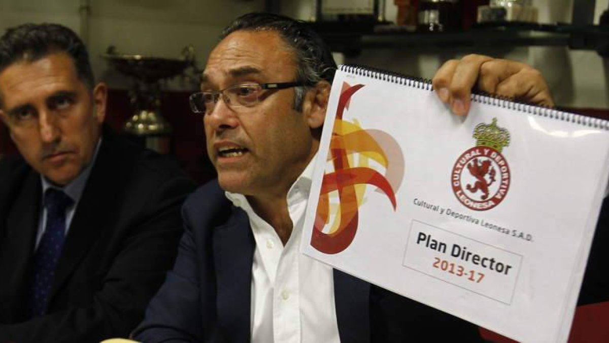Felipe Llamazares, a la derecha, junto a Adolfo López el día de la presentación del plan trazado en la Cultural y Deportiva Leonesa hasta el año 2017.