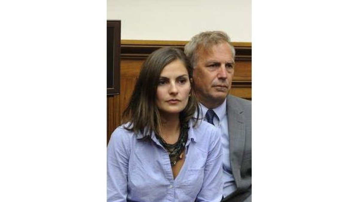 Kevin Costner y su hija, ayer, en Florida.