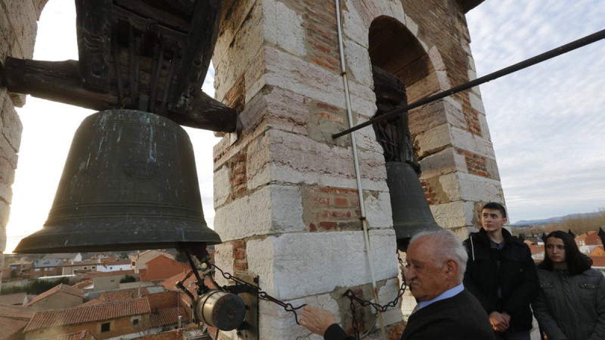 El campanero Pedro Delgado y dos de sus discípulos en la torre de Villabalter en enero. JESÚS F. SALVADORES