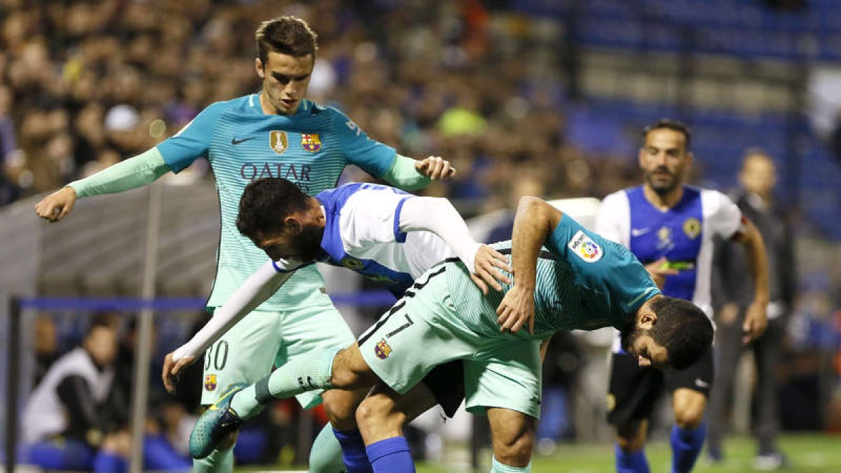 El turco Arda Turan enredado en la defensa alicantina. MORELL