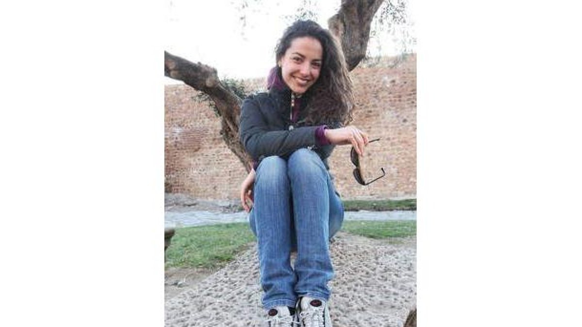 Laura Barriales posa en el parque del Cid, durante su visita a León.