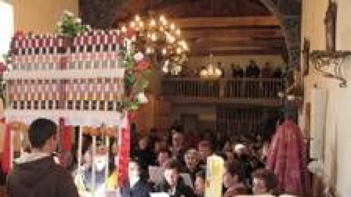 La iglesia de San Félix de la Vega se llenó para la misa y el canto del ramo