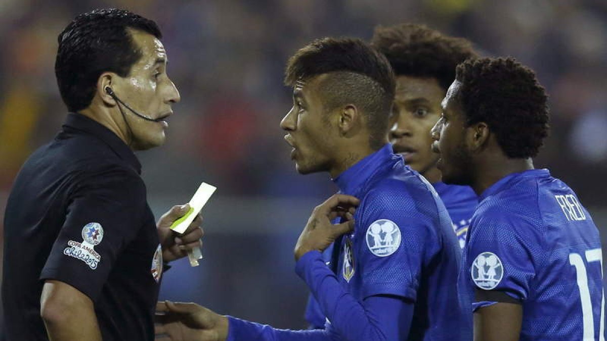Neymar recibe tarjeta amarilla del árbitro chileno Enrique Osses en el partido Brasil-Colombia.