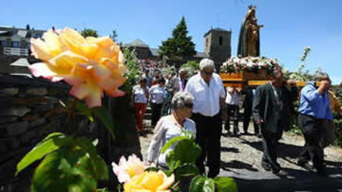 La procesión con la imagen de la Virgen recorrió los alrededores del Santuario de la Peña