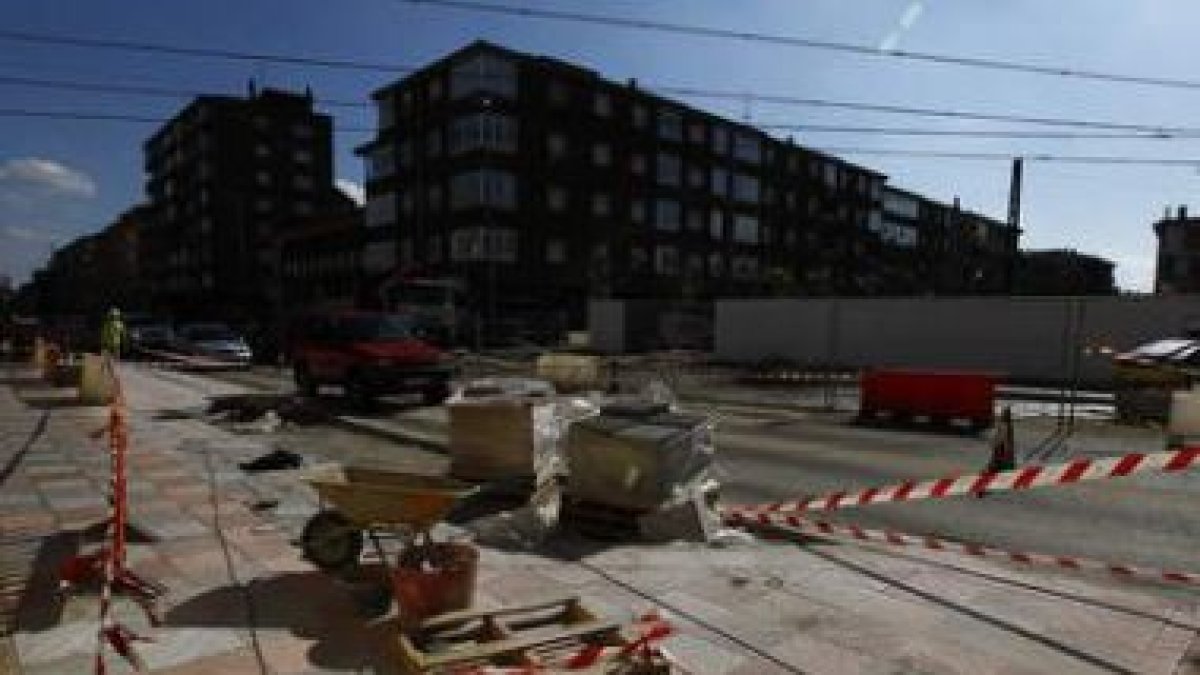 Los operarios ultimaban ayer el asfaltado de la calle en lo que era antes vías del tren.