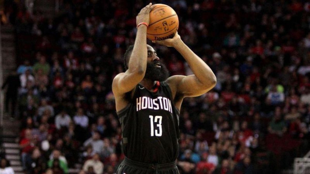 James Harden lanzando a canasta en el partido ante Orlando.