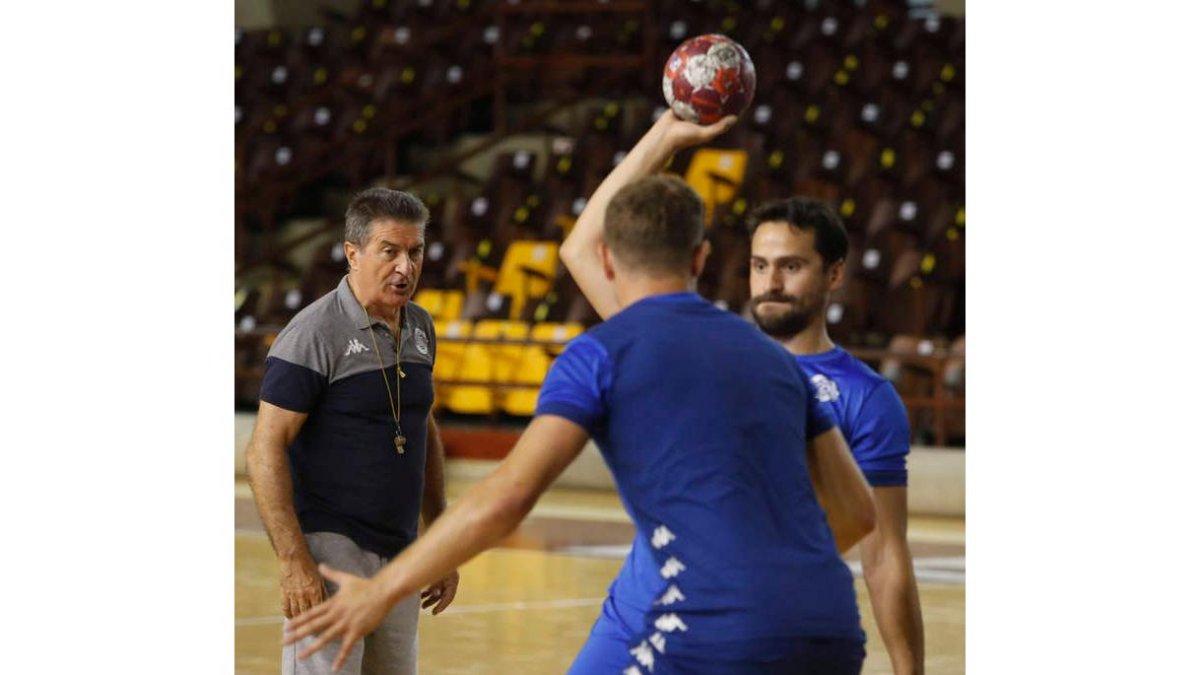 El Ademar, durante un entrenamiento. JESÚS F. SALVADORES