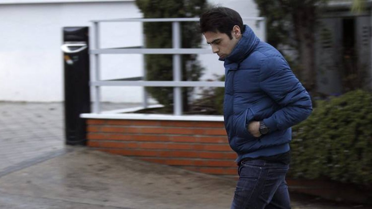 Unai Casillas, el hermano de Iker Casillas, a su salida de la clínica Ruber de Madrid donde hoy el portero del Real Madrid y su pareja, la periodista deportiva Sara Carbonero, han sido padres de un niño que se llama Martín