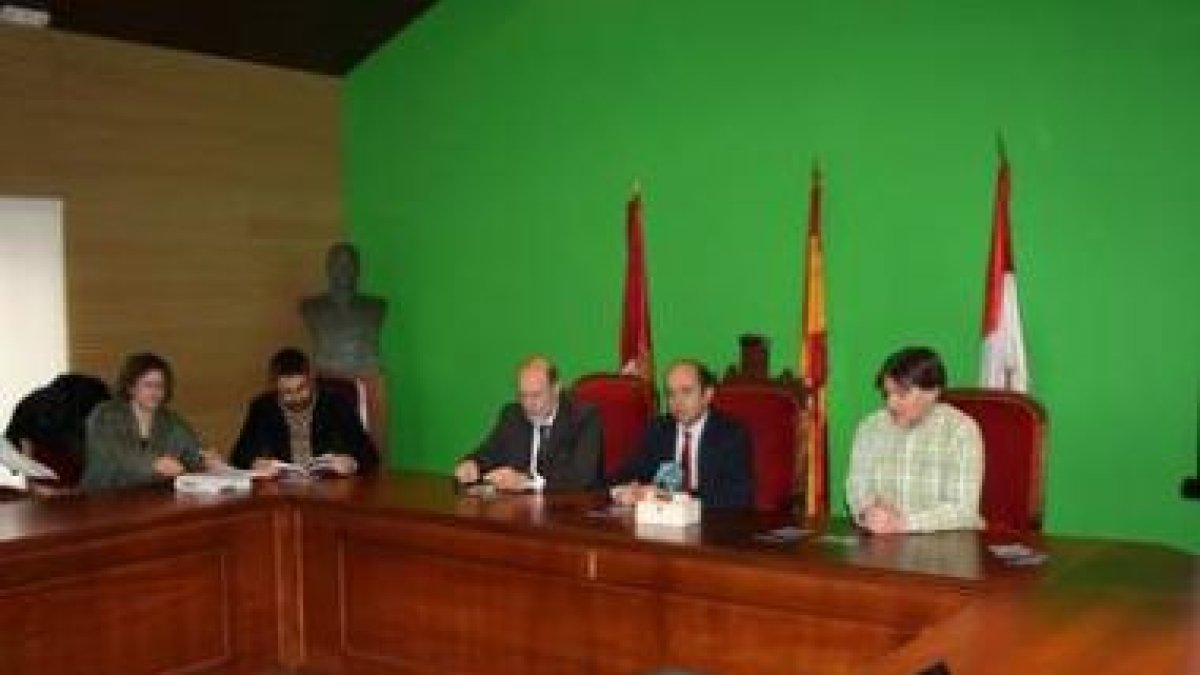 Un momento de la clausura de los cursos de lucha contra la despoblación de la Reserva