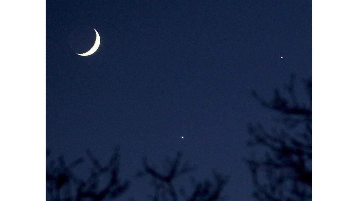 Luna creciente y dos planetas brillantes que se acercan a ella, Venus y Júpiter. JUSTIN LANE