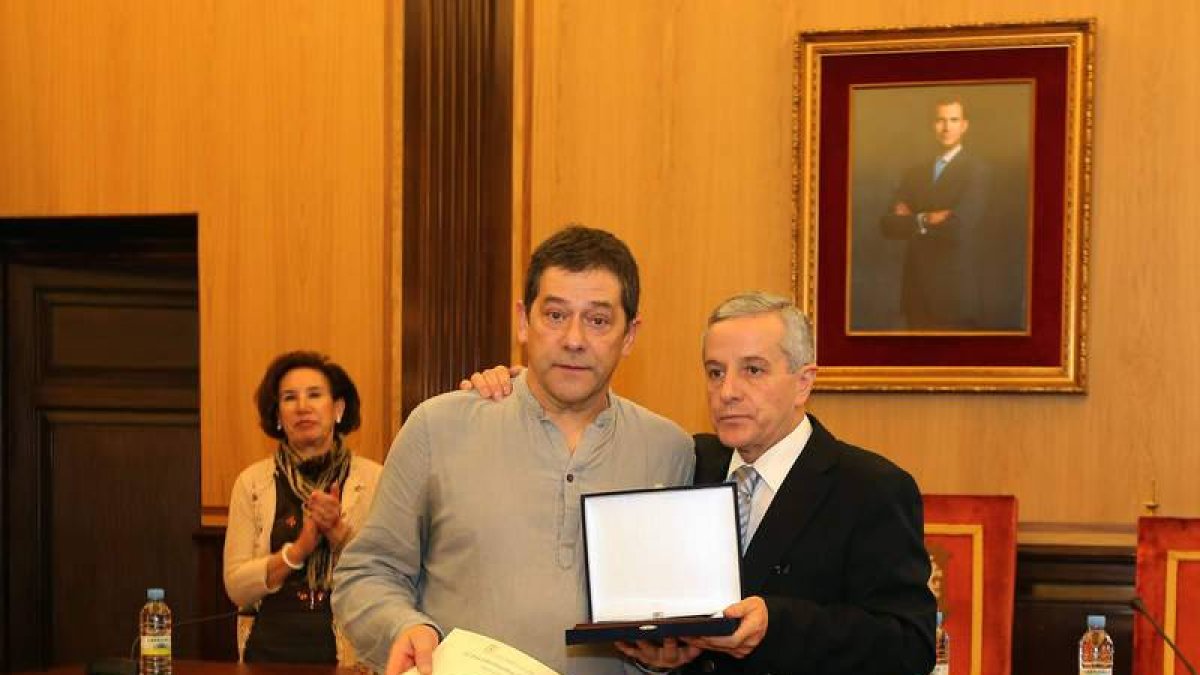 José Antonio Fernández recogió el premio de su mujer.