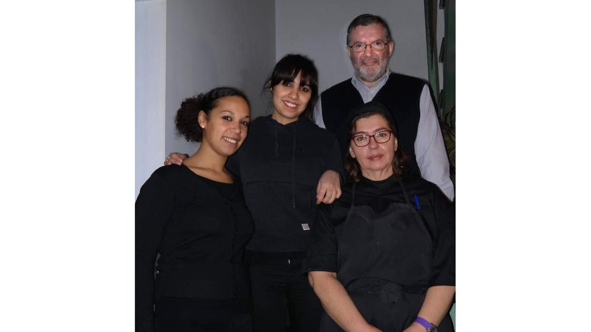 Marcelo y su equipo en el restaurante La Pintona, que ha abierto en la antigua encuadernación de Saturnino.