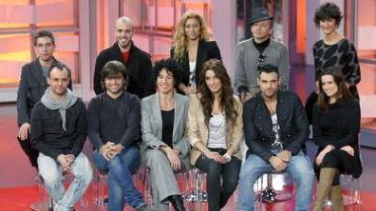 Imagen de Pilar Rubio, presentadora del programa, junto a los profesores de la Academia.
