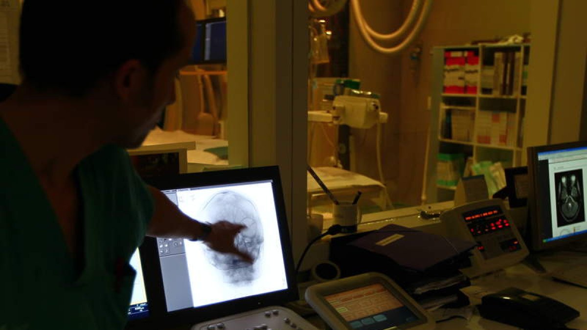 La sala de radiología intervencionista dispone de la tecnología necesaria para realizar la fribinolisis intraarterial en pacientes con tejido cerebral recuperable.