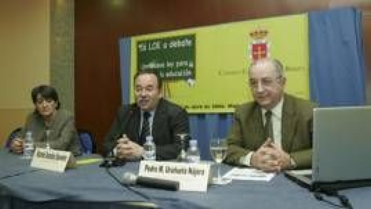 Saavedra, en el centro, y Pedro María Uruñuela, a la derecha, ayer en la jornada sobre la LOE