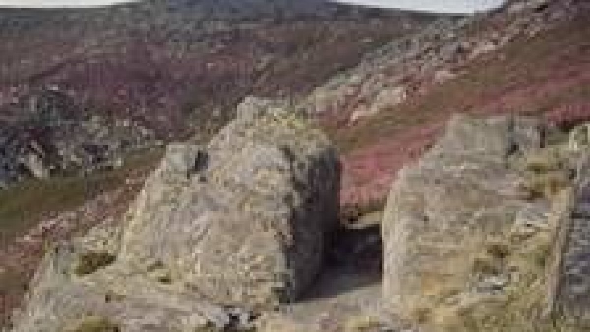 La fotografía muestra un canal perteneciente al complejo minero romano de la sierra del Teleno