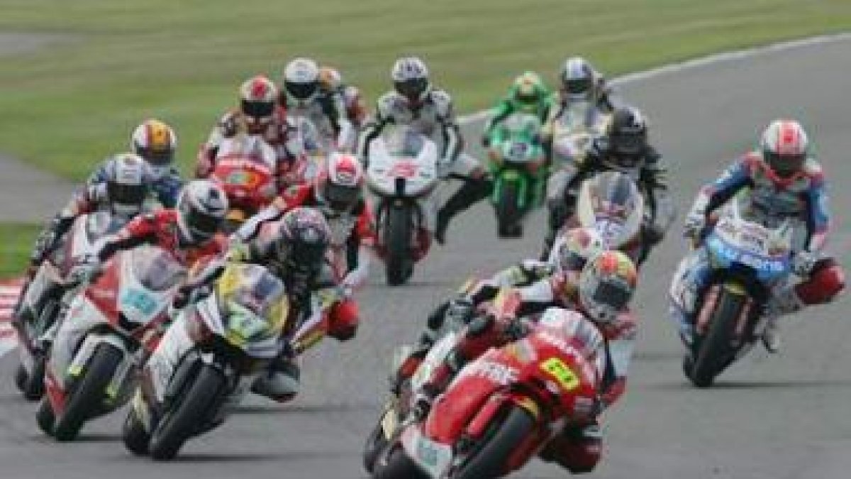 Julián Simón, en primer término, en la carrera de Moto2.