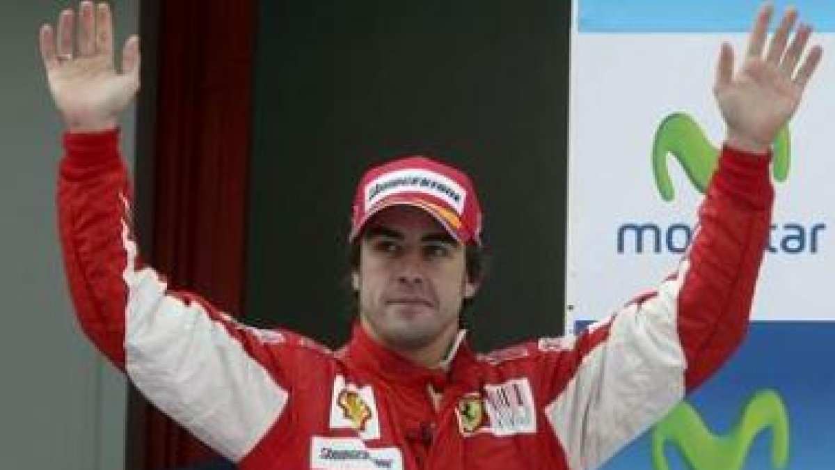 Fernando Alonso saluda en el podio después de su segundo puesto en Montmeló.
