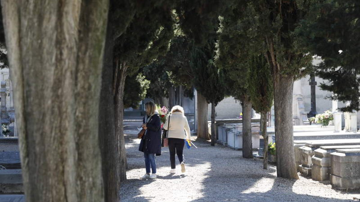 Muchas familias han adelantado ya la visita a sus fallecidos durante toda esta semana. MARCIANO PÉREZ