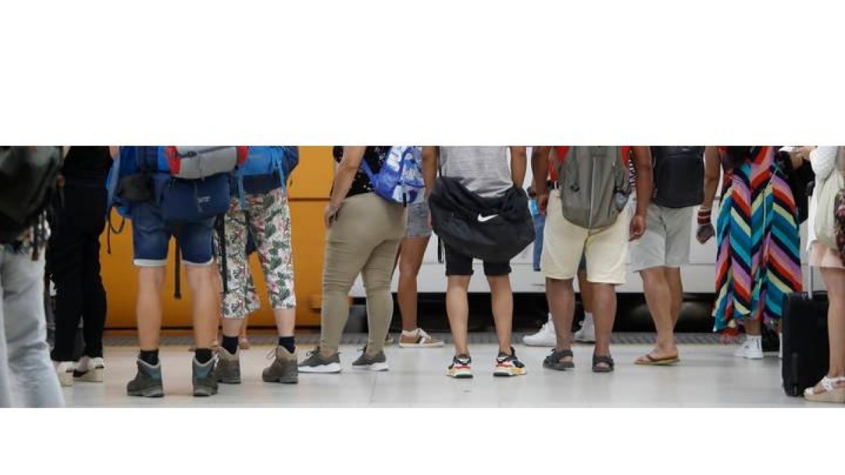 La expulsión de 22 menores en un tren es algo inédito para Renfe. DL