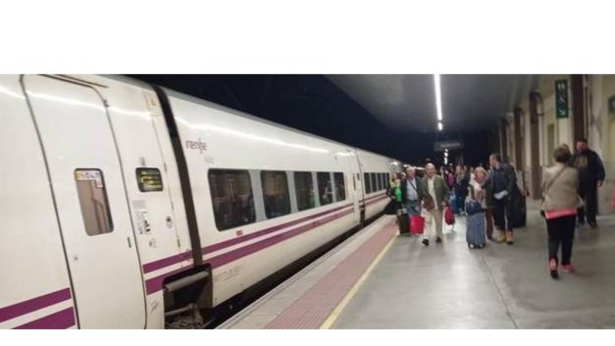 El pasaje espera en León y el Alvia, a las 20.15 en Ponferrada. DL
