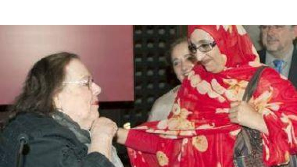 Haidar saluda a la escritora Barbara Probst Solomon, miembro del jurado del Premio Internacional Jov