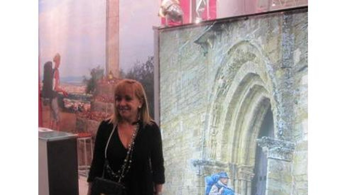 Isabel Carrasco durante su visita esta semana a la feria Intur.