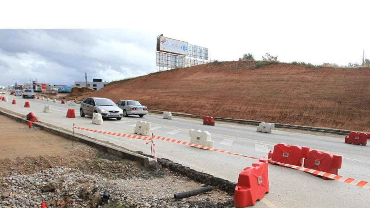 Las obras de la avenida de Astorga llevan meses detenidas.
