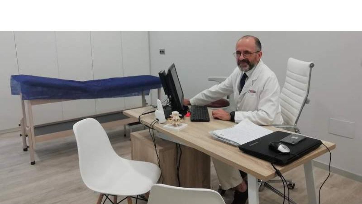 El doctor Mario Gestoso, ayer en su consulta. DL