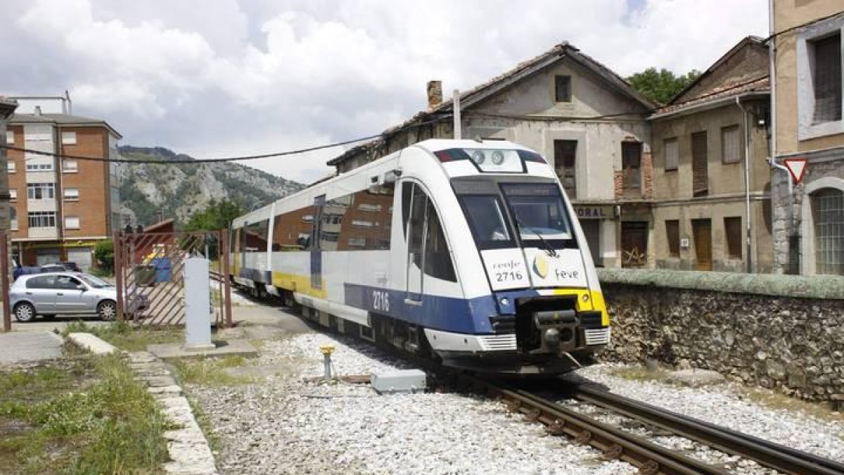 Un tren de Feve a su llegada a la estación de Cistierna.