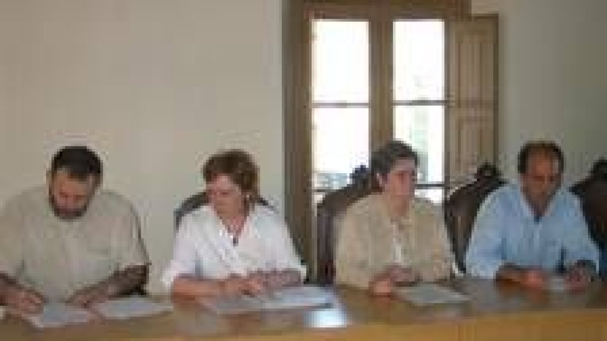 Pedro Alvarado, portavoz del PP, a la izquierda, junto al grupo de concejales de su grupo
