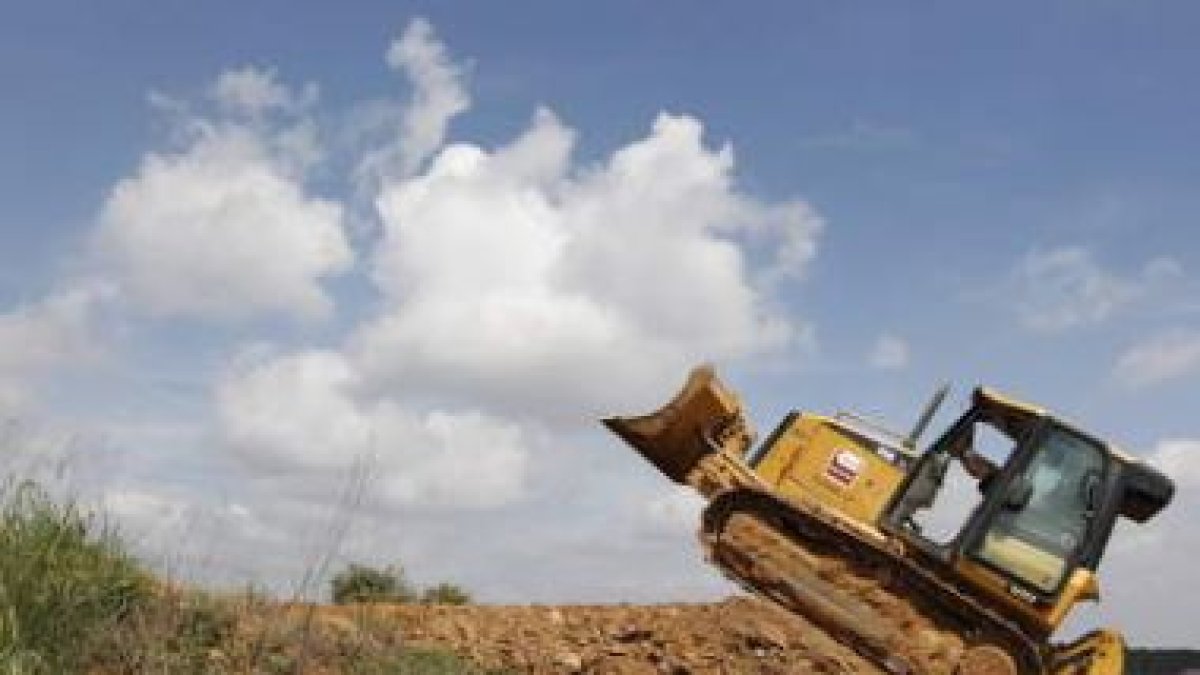 El ingeniero de la federación Internacional, en el bulldozer con el que se ha configurado el trazado