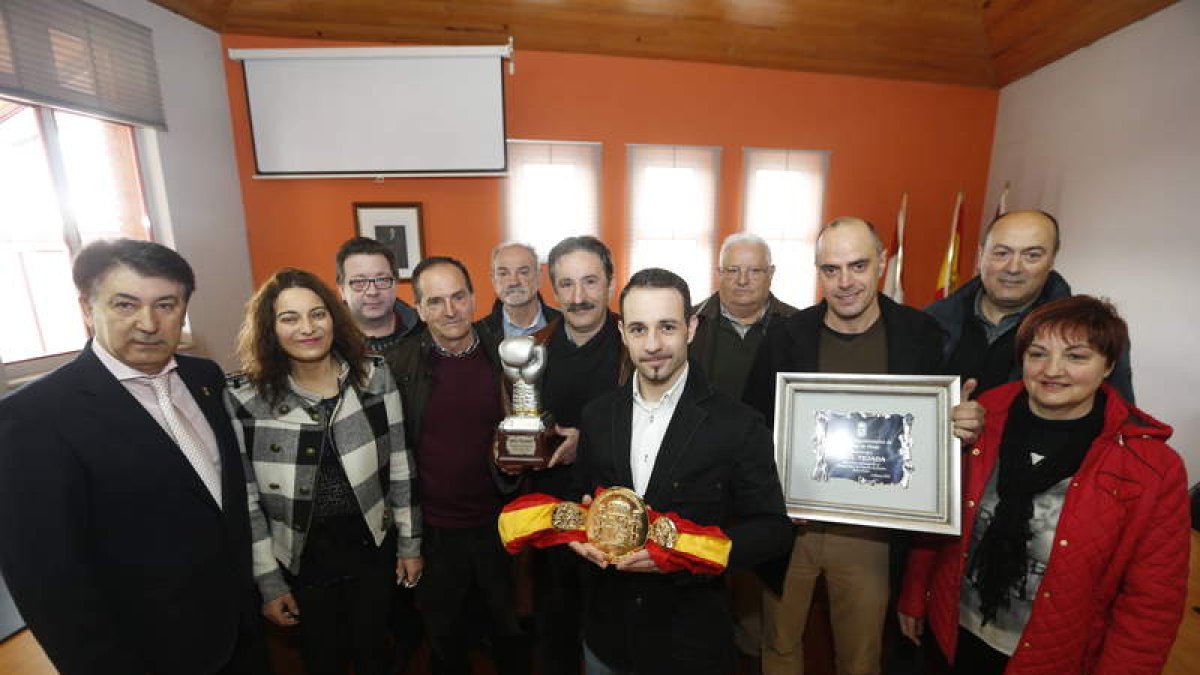 Saúl Tejada con su cinturón de campeón en el homenaje que se le tributó en el Ayuntamiento de Chozas de Abajo. JESÚS