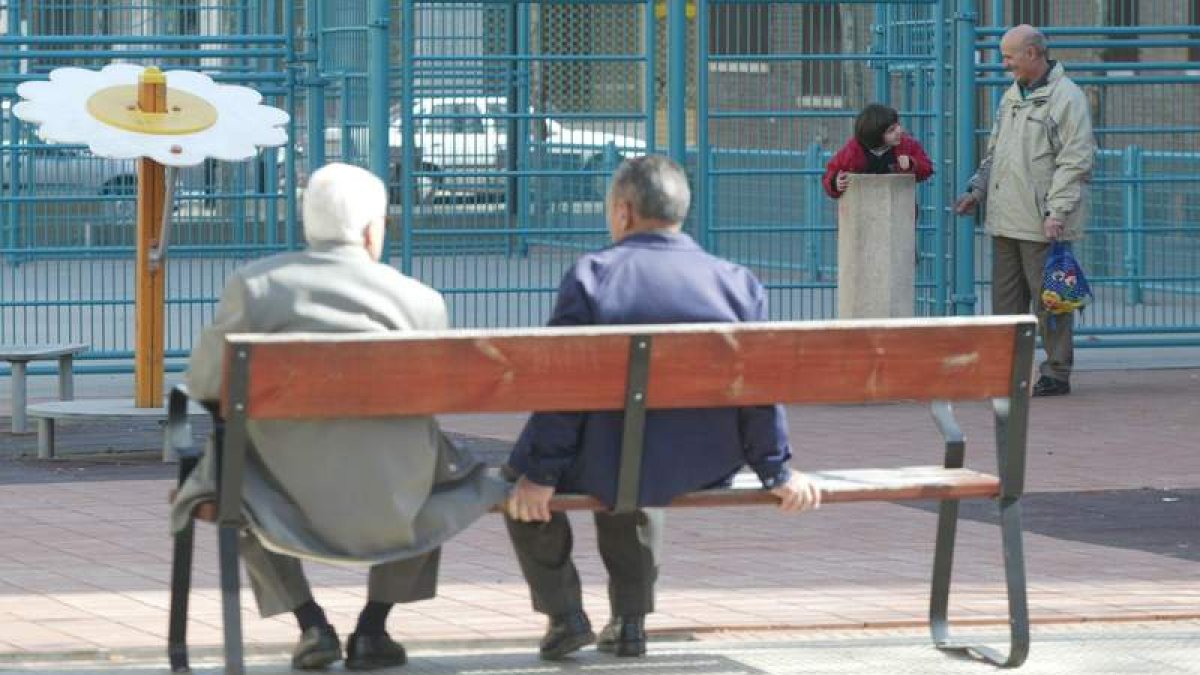 El envejecimiento de la población leonesa se ha acusado, y la esperanza de vida sigue aumentando.