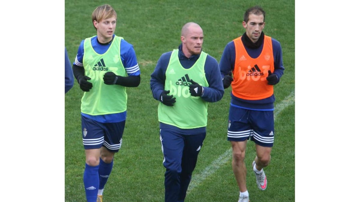 Hume, en el centro, es la principal novedad en la lista de la Deportiva para el partido