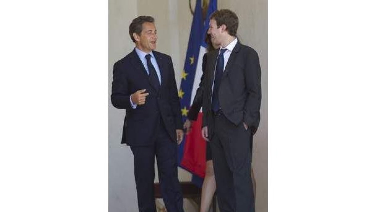 Sarkozy, junto el creador de Facebook, Zuckerberg.