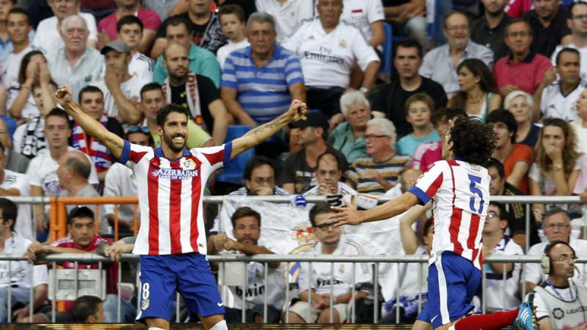 Raúl García, izquierda, celebra con su compañero Tiago Mendes el primer gol ante el Madrid.