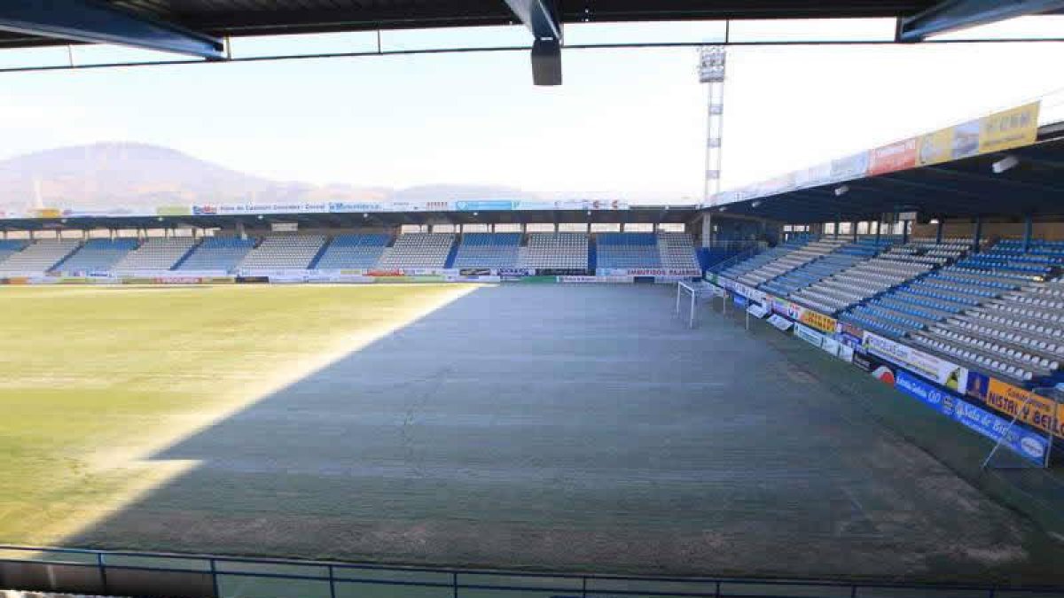 Éste es el estado que presentaba el campo de la Deportiva en la mañana de ayer.