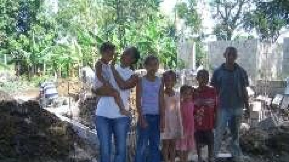 La familia Agustín y Elelda recibió una casa nueva el año pasado gracias a los Agustinos