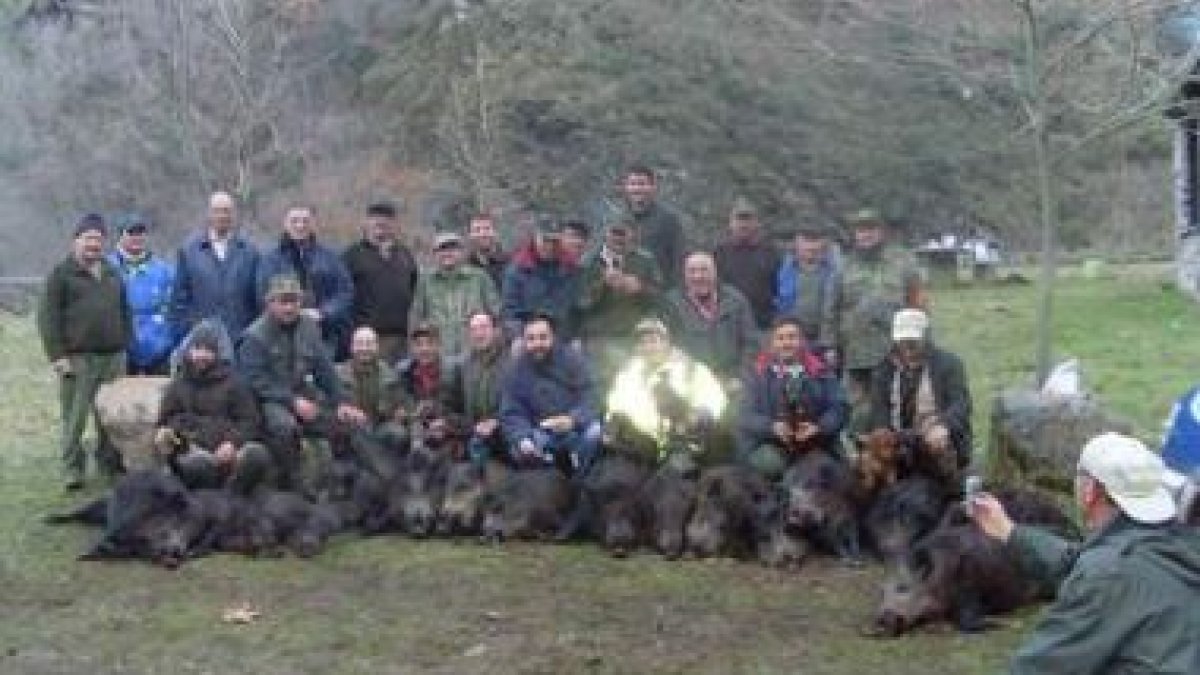 Los miembros de la peña Los Trancas posan con sus trofeos, obtenidos en el coto de Llamas de Cabrera