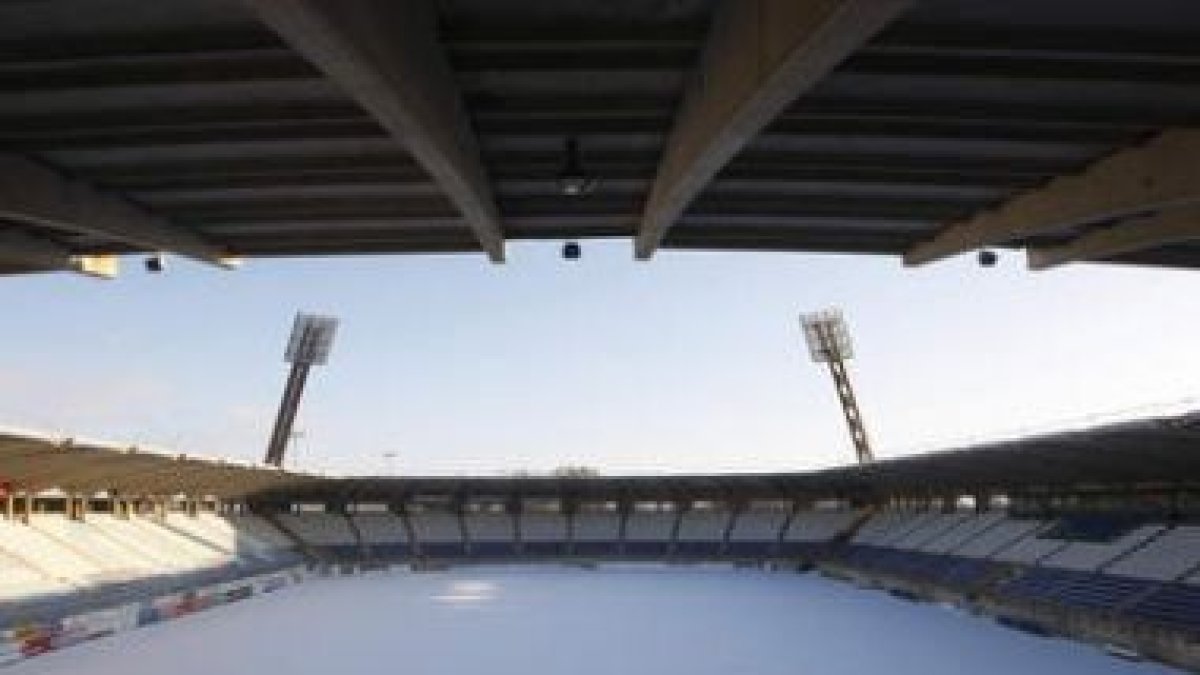 Una capa de 25 centímetros de nieve cubría ayer totalmente el césped del campo leonés.
